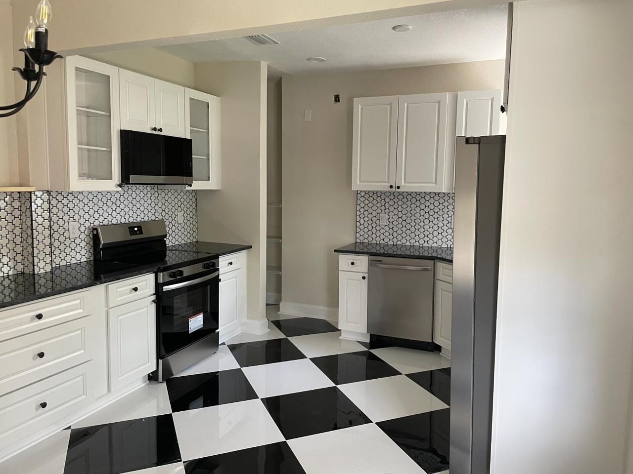 2147 Saint Johns Ave - Photo 4 of 11