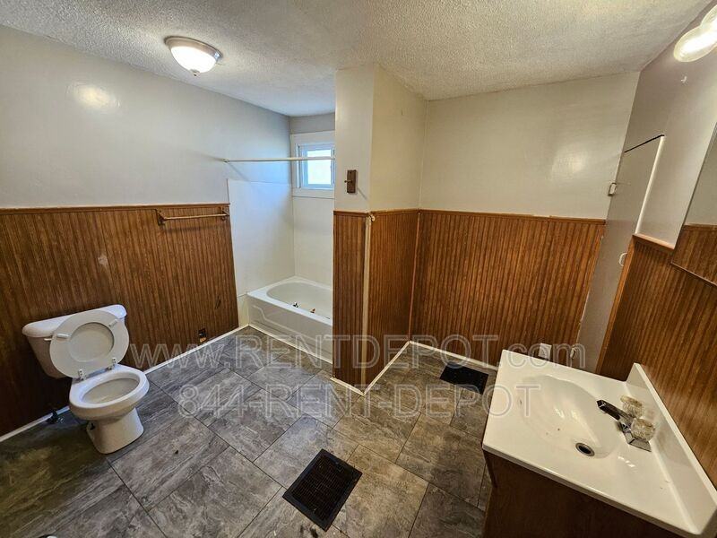 304 S Grand Ave - Photo 2 of 8