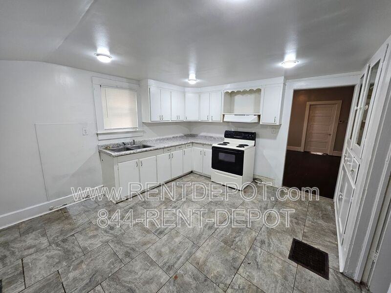 304 S Grand Ave - Photo 7 of 8