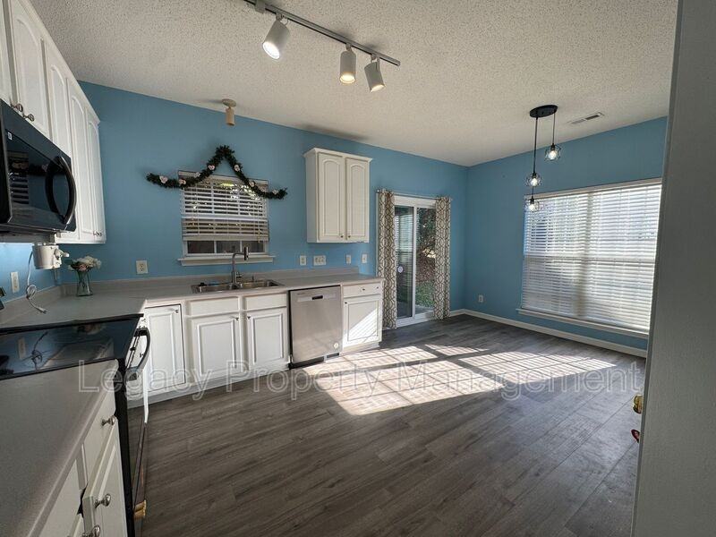 1140 Briarwood Dr - Photo 6 of 20