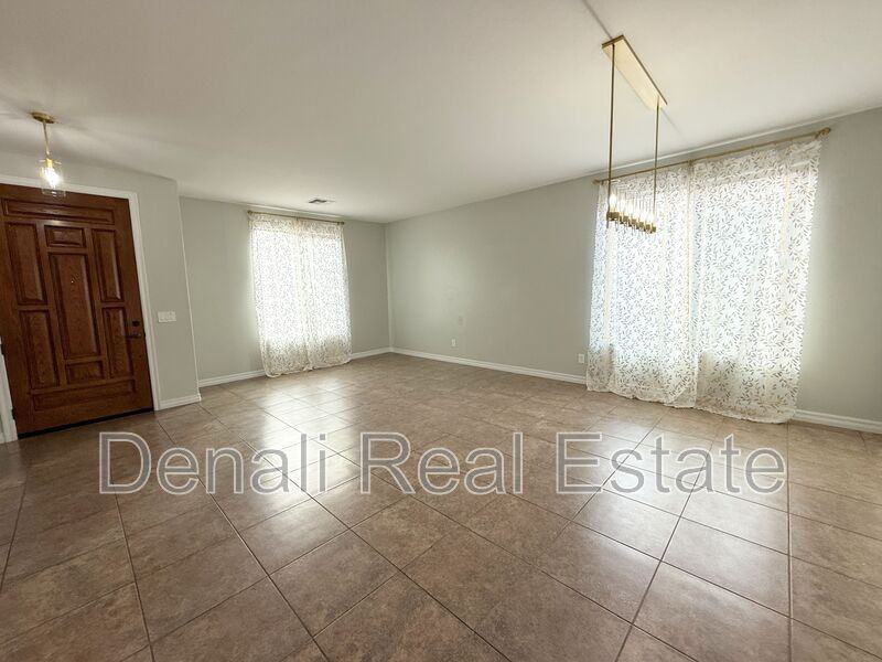 2472 E Mead Dr - Photo 6 of 40