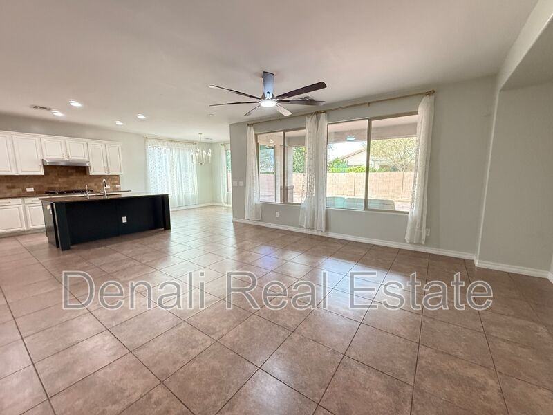 2472 E Mead Dr - Photo 7 of 40