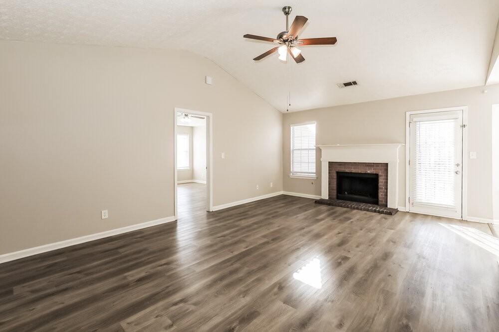 939 Maple Leaf Rdg - Photo 4 of 16