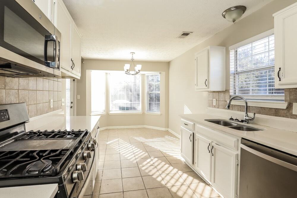 939 Maple Leaf Rdg - Photo 7 of 16