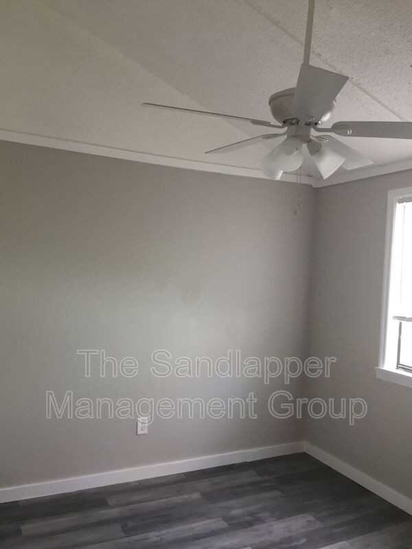 1927 Iron St Apt D - Photo 2 of 7