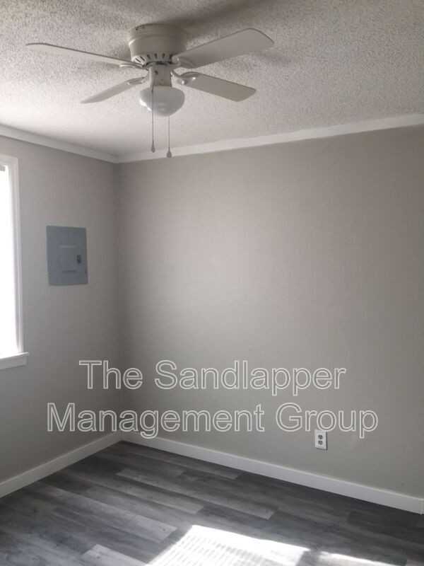 1927 Iron St Apt D - Photo 4 of 7