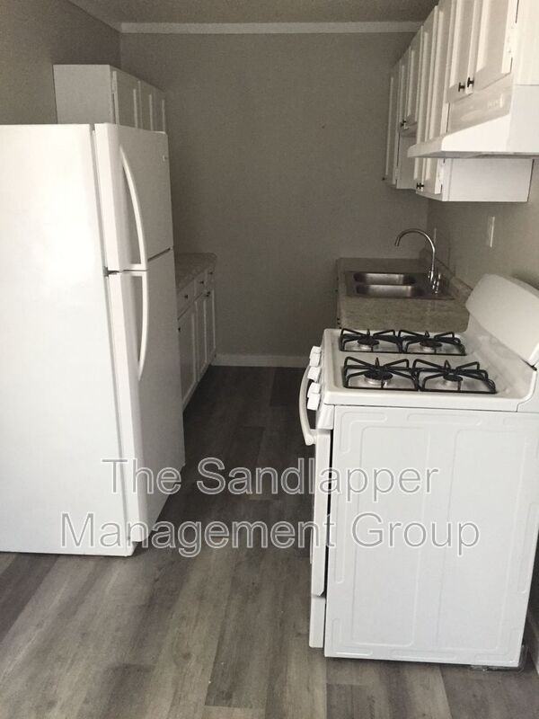 1927 Iron St Apt D - Photo 5 of 7