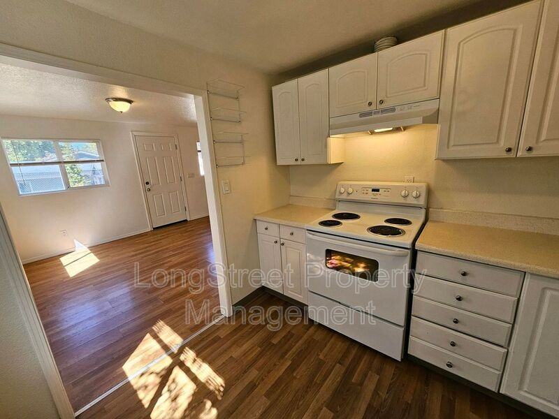 4553 Ne 105th Ave #2 - Photo 4 of 19