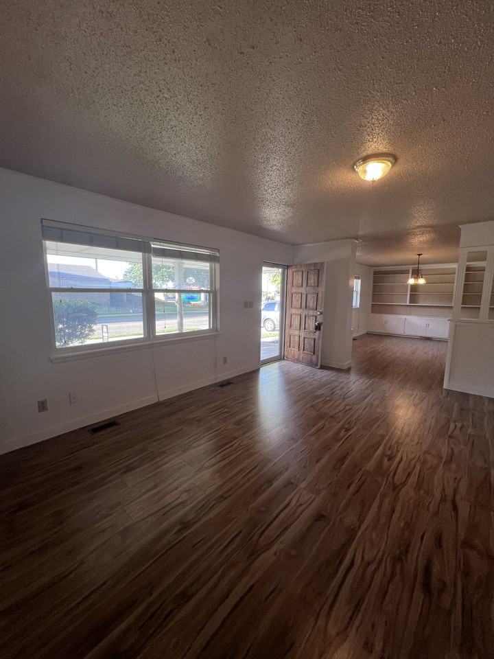 735 Nw 5th St #1 - Photo 3 of 25