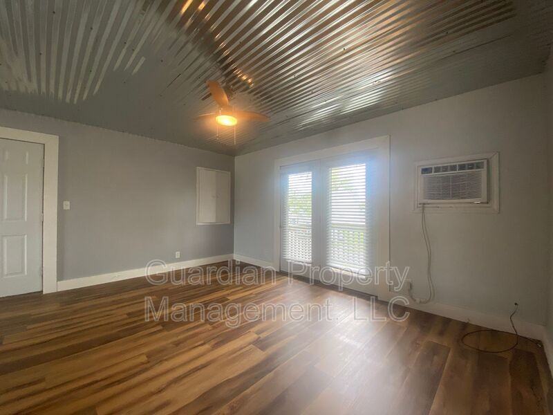 W 8th St - Photo 4 of 18