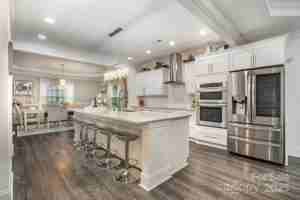 featured image of 8418 Knollwood Cir