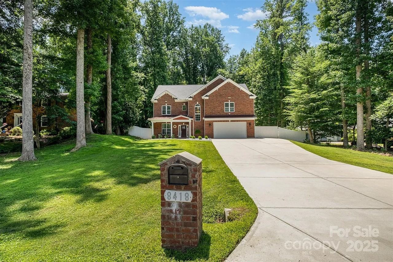 8418 Knollwood Cir - Photo 3 of 30