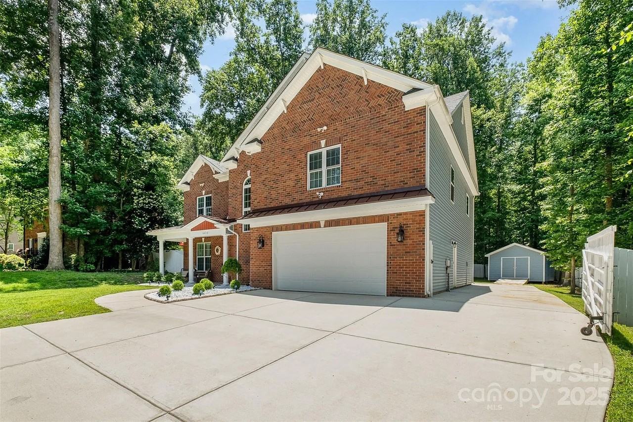 8418 Knollwood Cir - Photo 5 of 30