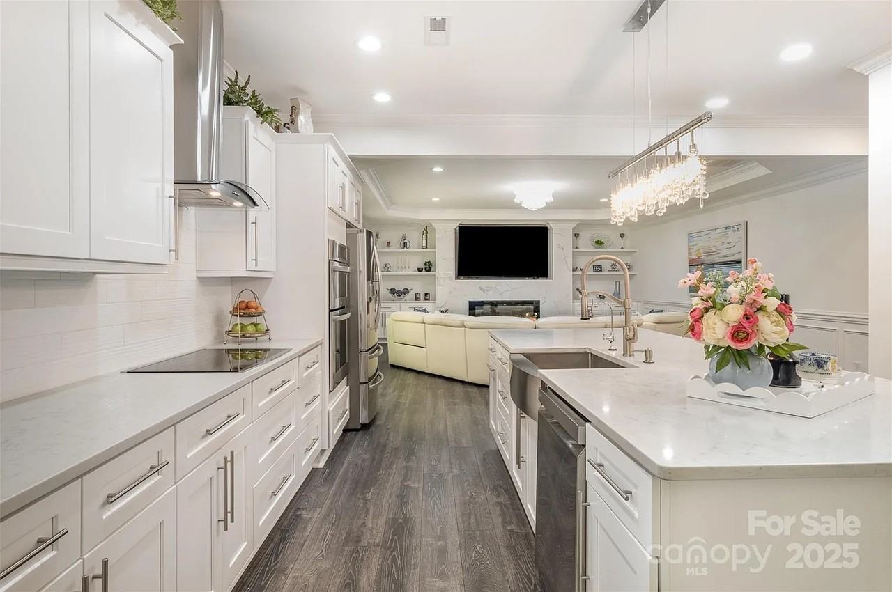 8418 Knollwood Cir - Photo 6 of 30