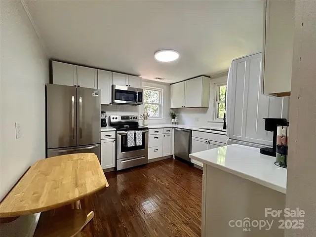 1032 Charles Ave - Photo 5 of 14