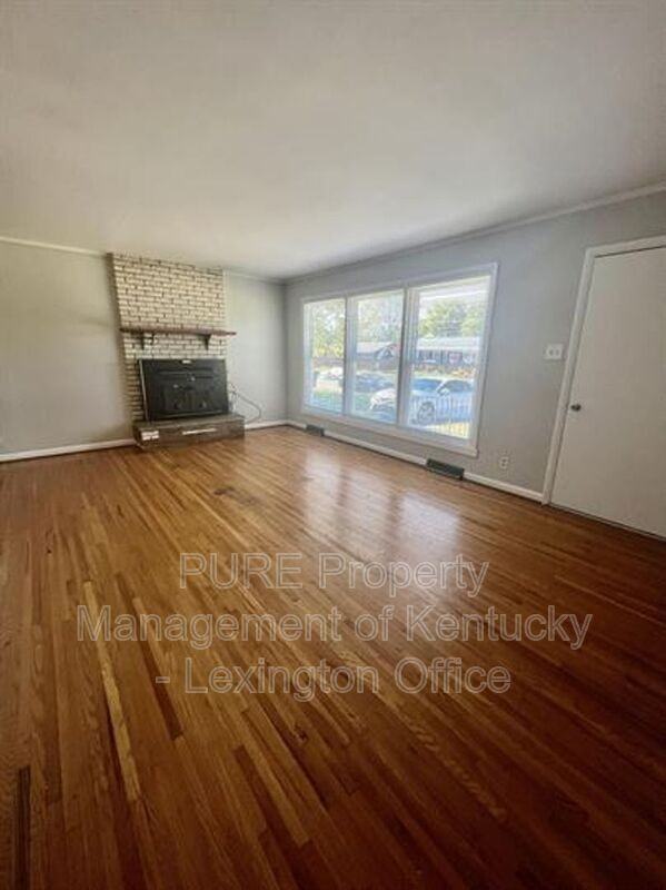 2364 Shandon Dr - Photo 4 of 13