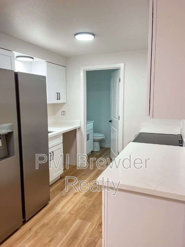 9727 5th St Ne #B - Photo 3 of 12