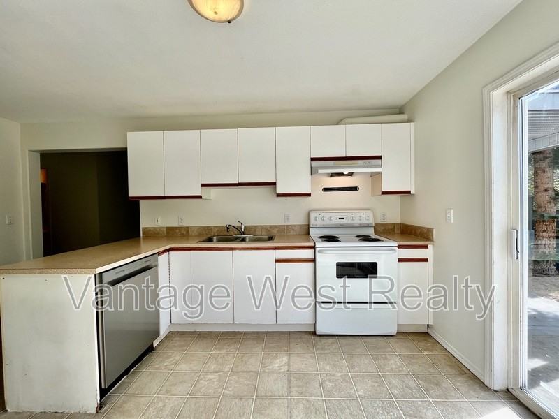 1201 Pheasant St #201 - Photo 3 of 19