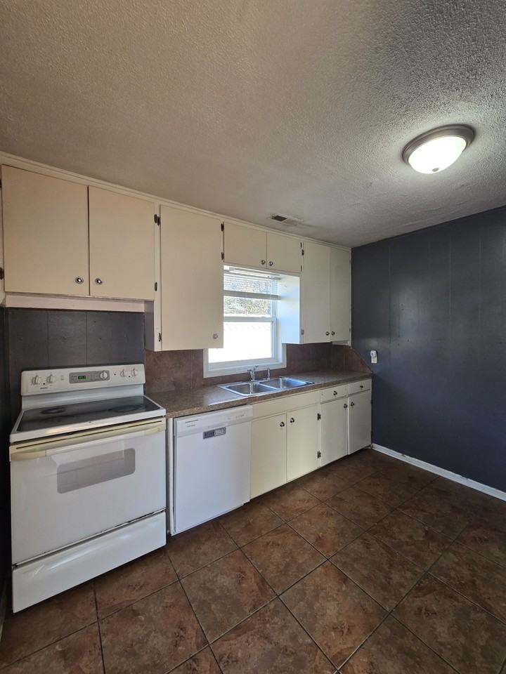 1332 N Erie Ave #1 - Photo 5 of 31