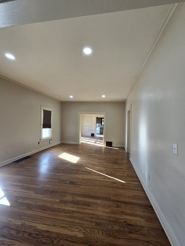 517 S Vine St #1 - Photo 3 of 39