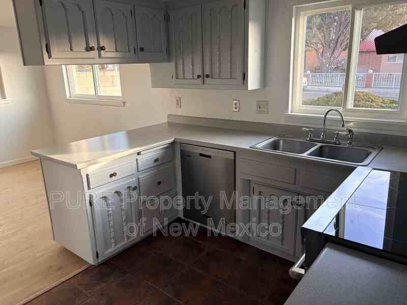 12321 Constitution Ave Ne - Photo 5 of 27