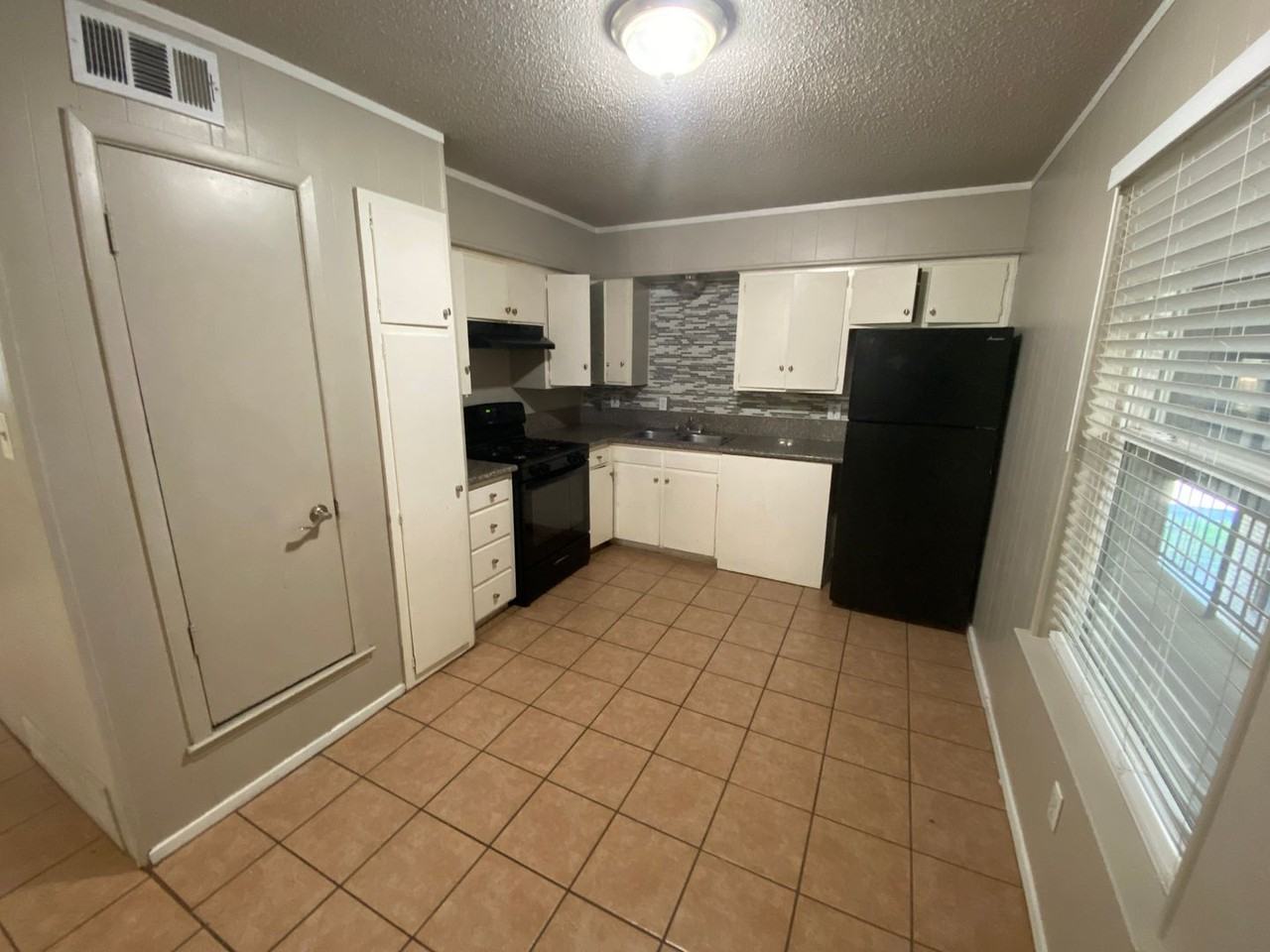 2415-2417 Charlotte St - Photo 3 of 18