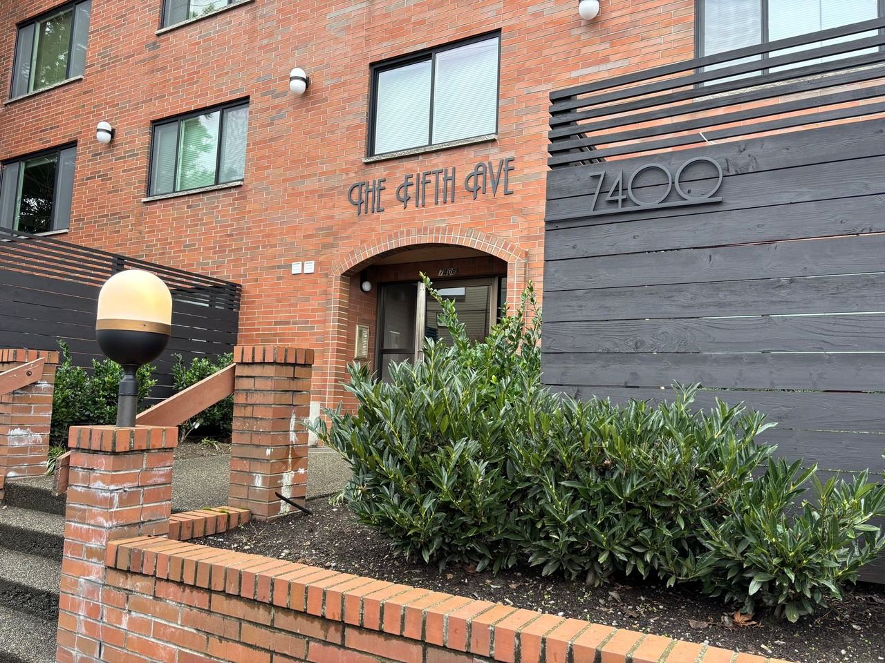 LIVE IN THE HEART OF GREEN LAKE SEATTLE'S MOST ICONIC PARK - Photo 5 of 10