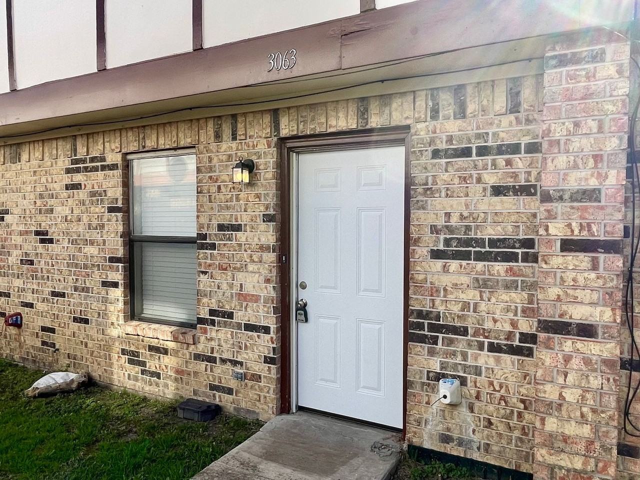 3063 Olympia Dr - Photo 2 of 14