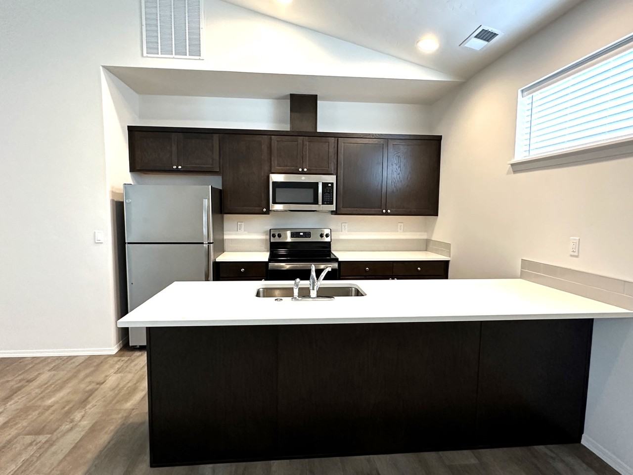 1868 Nw Enterprise St - Photo 5 of 16