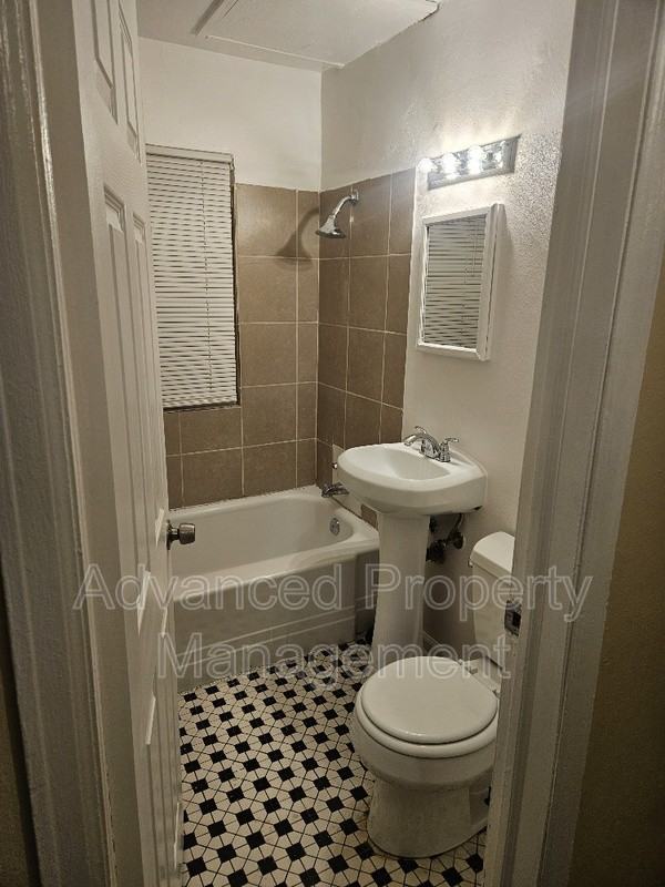 4522 N Teutonia Ave - Photo 4 of 10