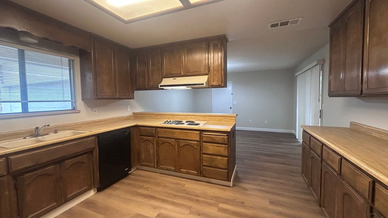 1137 Lillian Dr - Photo 6 of 20