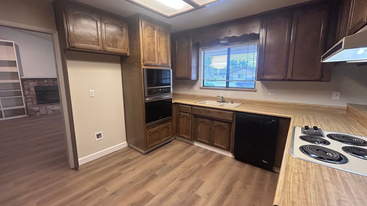 1137 Lillian Dr - Photo 5 of 20