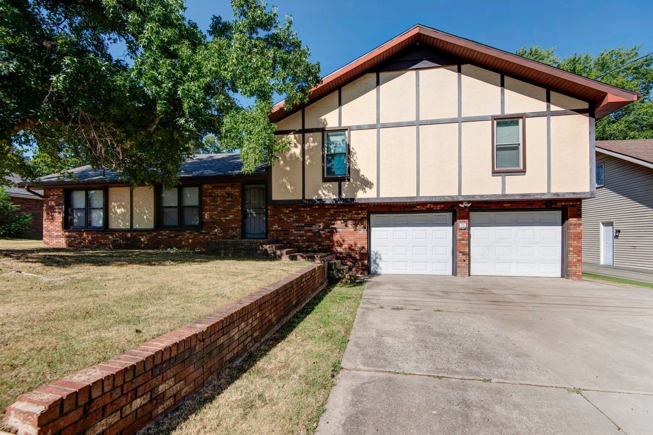 3839 N Stewart Ave - Photo 2 of 29