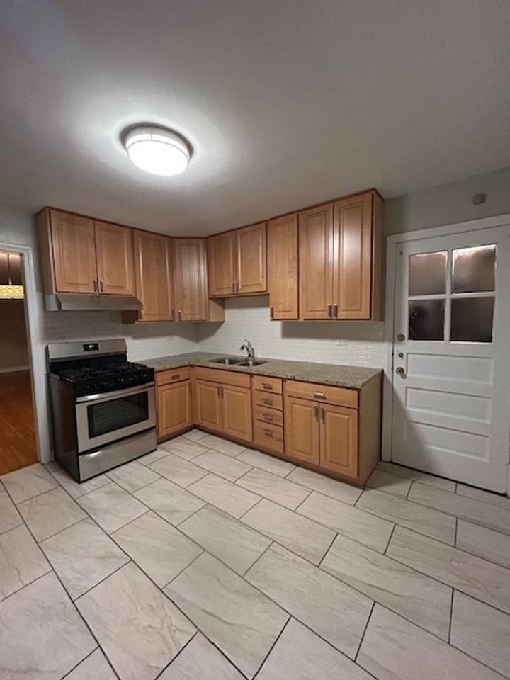 1216-1226 Harvard Terrace - Photo 2 of 12