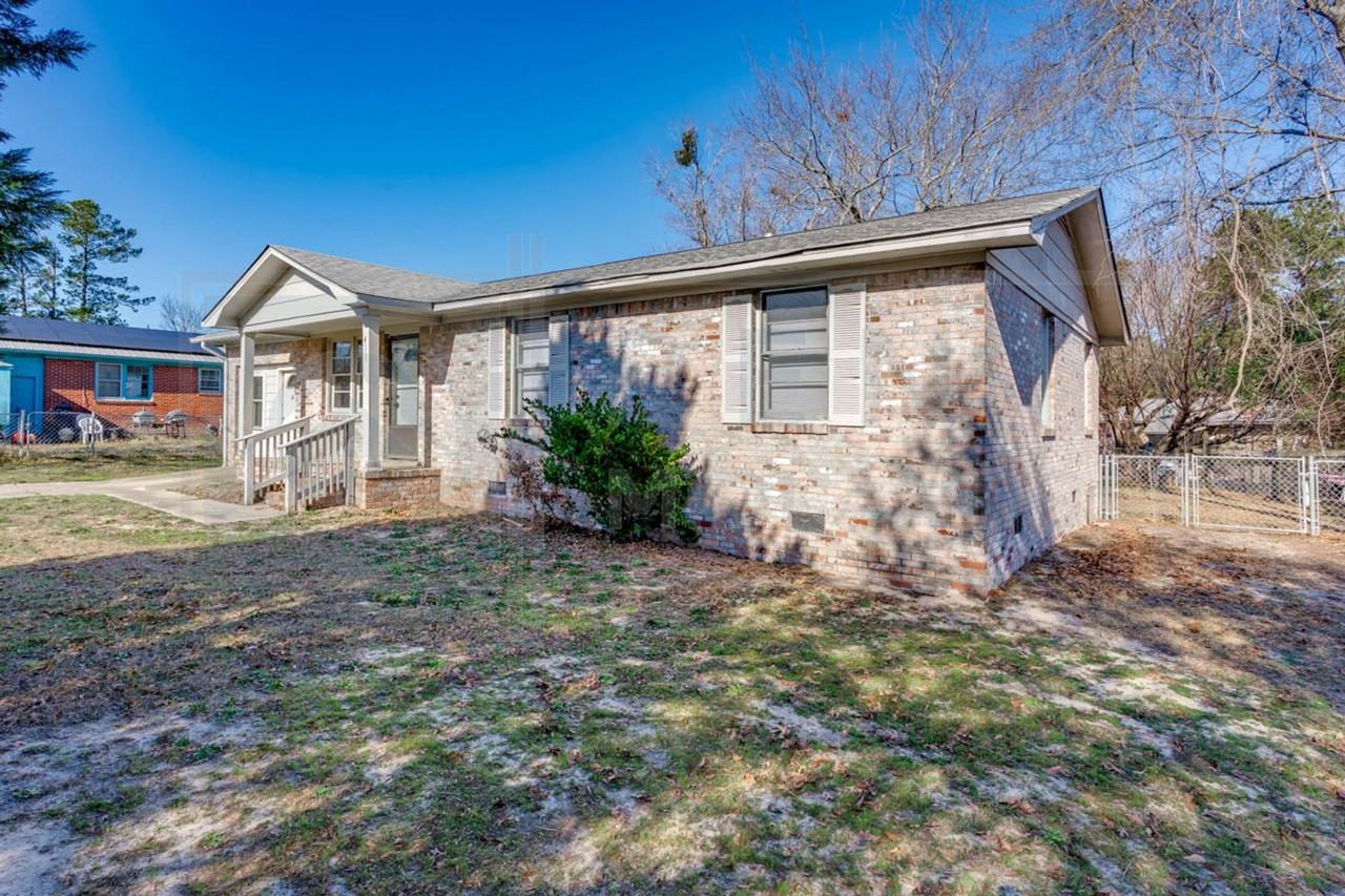 411 N Pines Rd - Photo 4 of 21