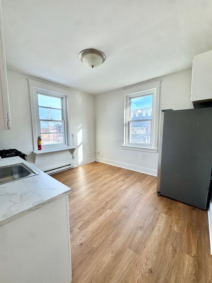 819 E 5th St - Photo 2 of 20