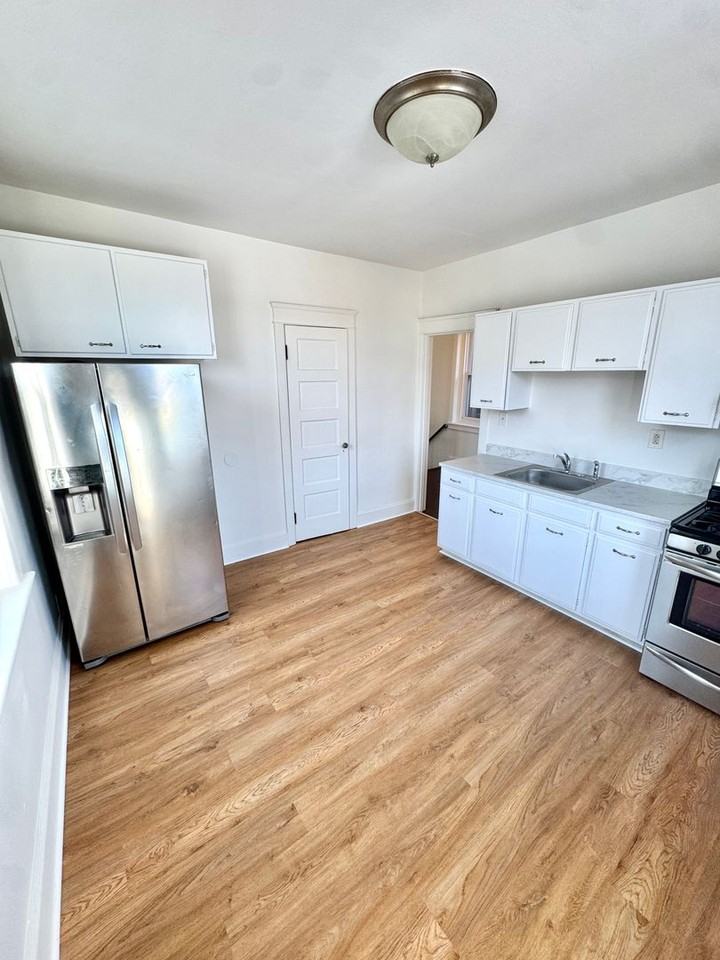 819 E 5th St - Photo 4 of 20