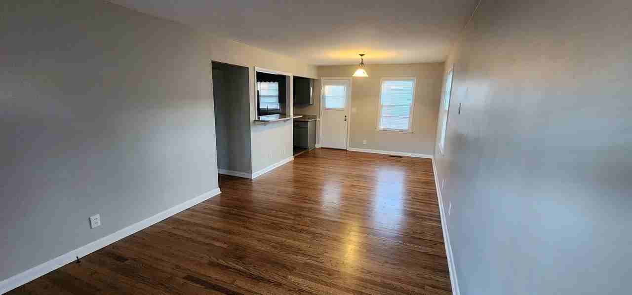 212 White St Ne - Photo 2 of 10