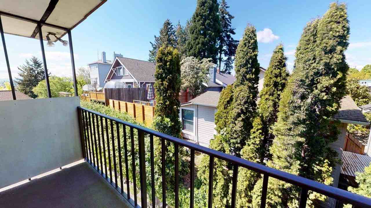 7101 LIVE A HALF MILE TO GREEN LAKE & 3 BLOCKS TO THE ROOSEVELT LIGHT RAIL - Photo 5 of 46