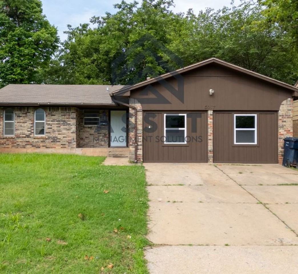 5017 S Briarwood Dr - Photo 2 of 27