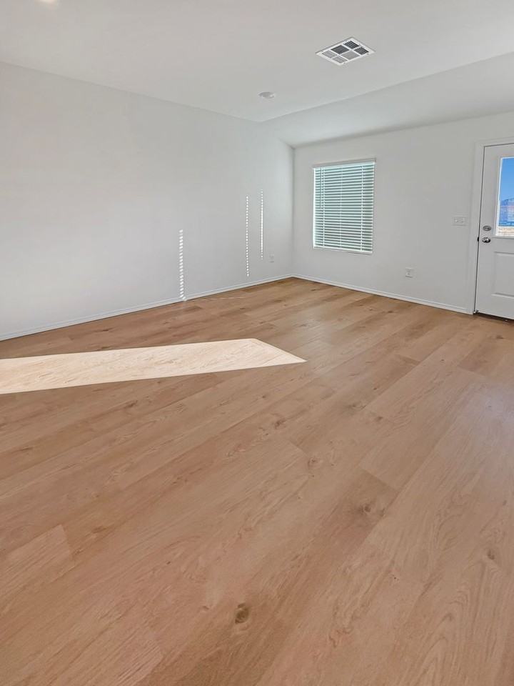 2922 2922 E Wells Ave - Photo 3 of 14