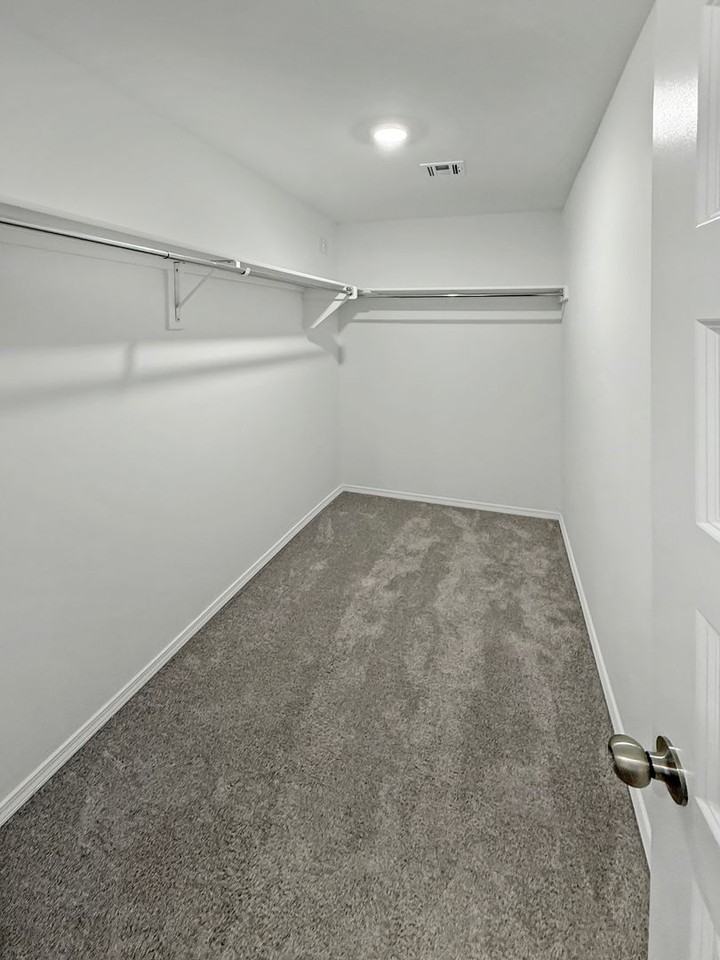 2922 2922 E Wells Ave - Photo 6 of 14