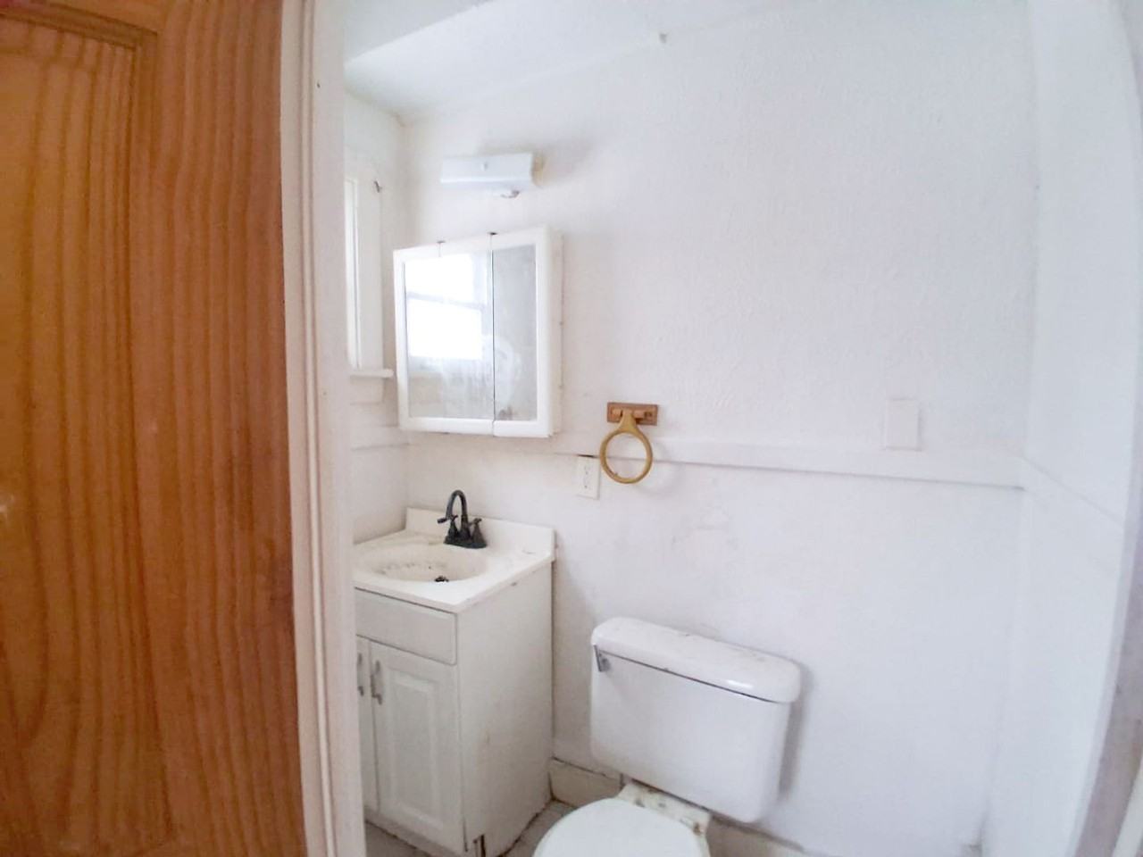 4084 E 147th St - Photo 2 of 11