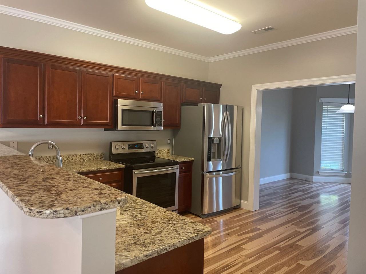 320 Rowlette Cir - Photo 4 of 17