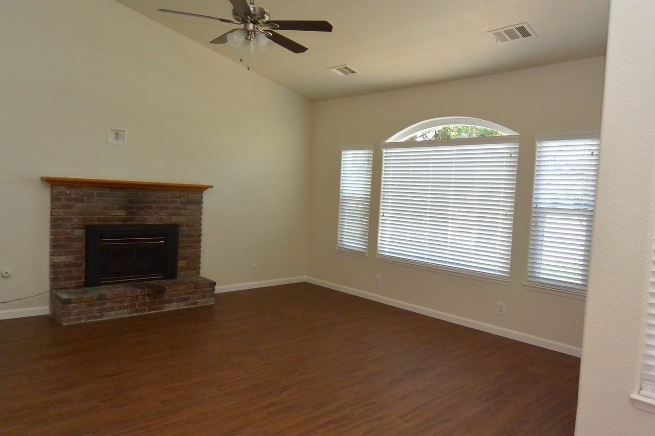 2843 S Covington Ct - Photo 2 of 12