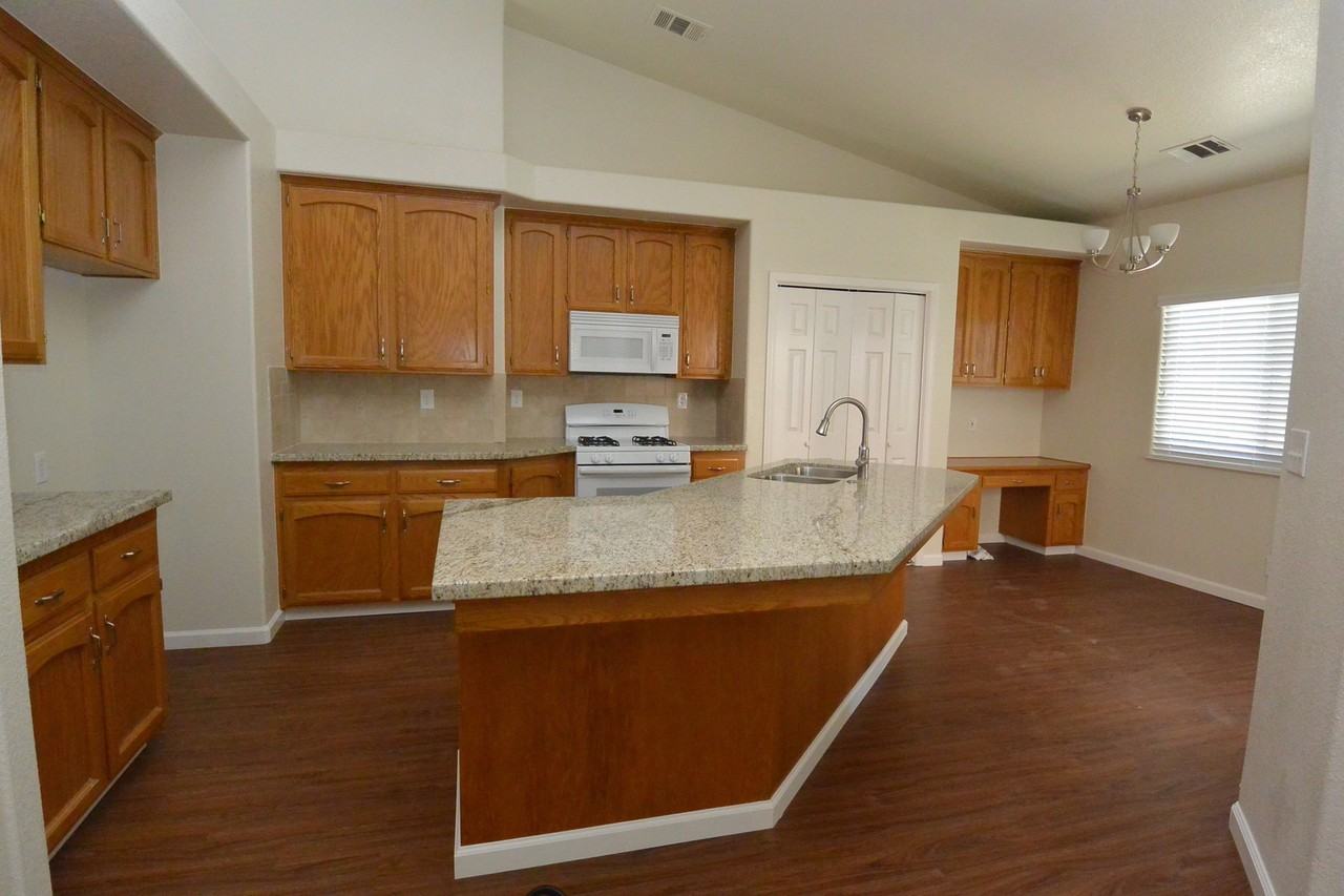 2843 S Covington Ct - Photo 4 of 12