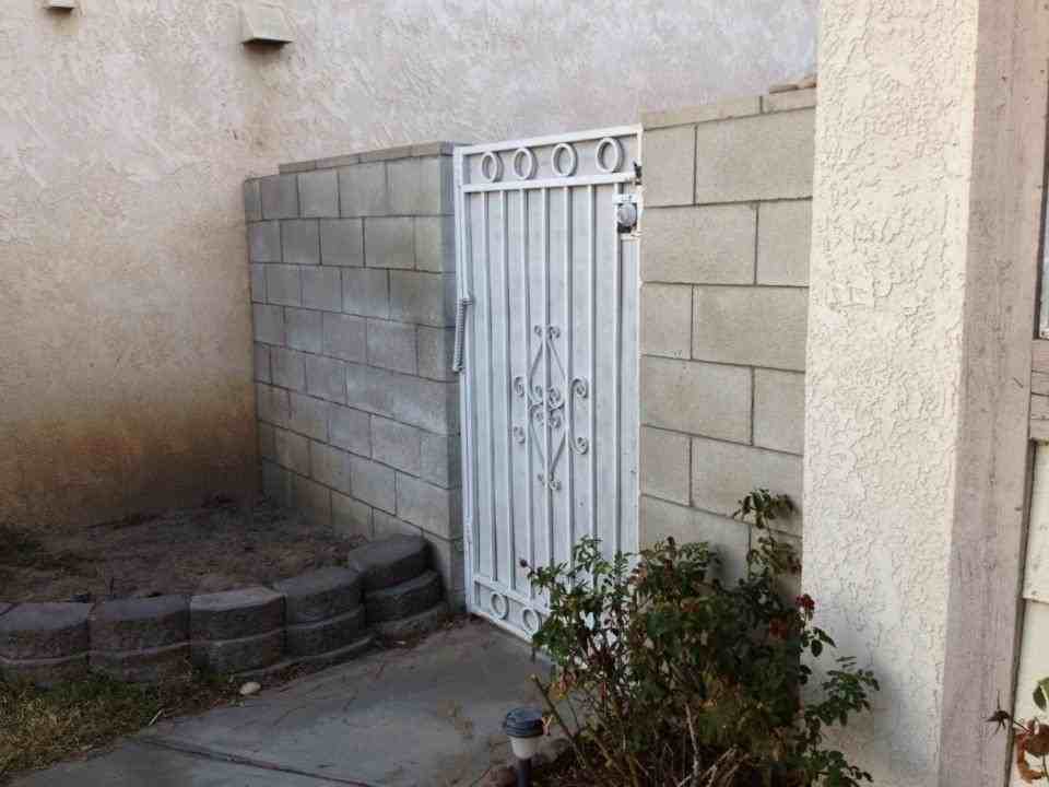 2047 Greenbriar St - Photo 6 of 19