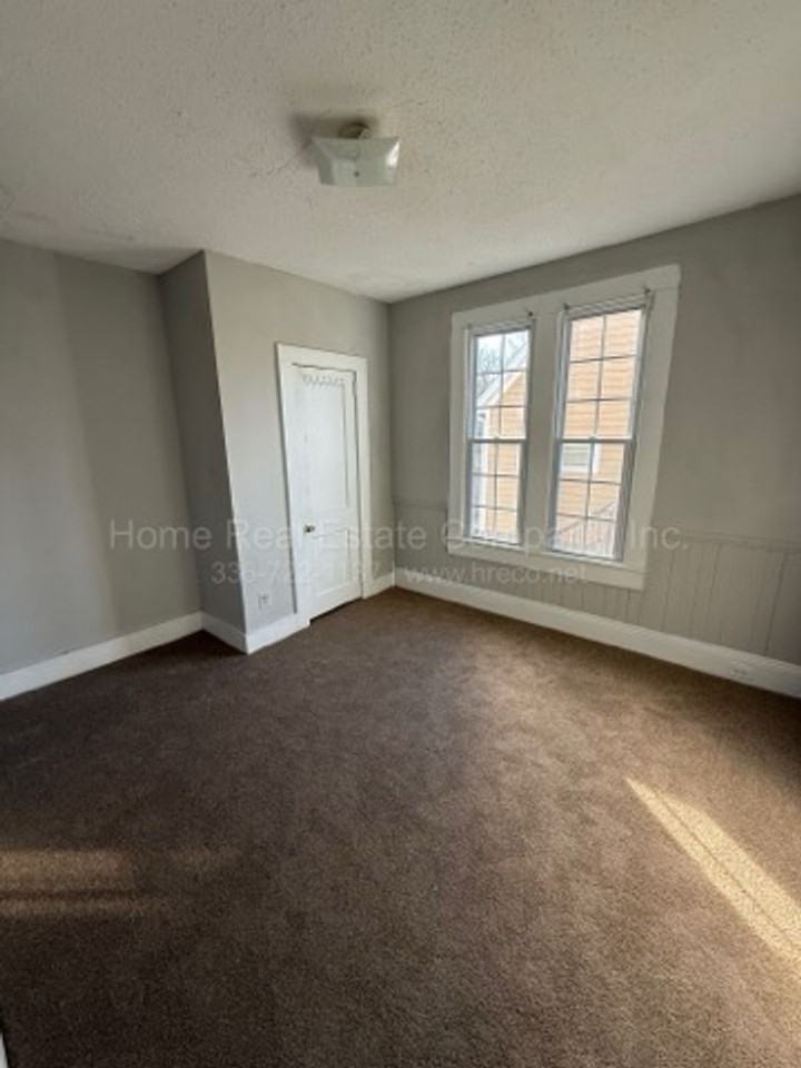 1012 Apple St - Photo 3 of 10