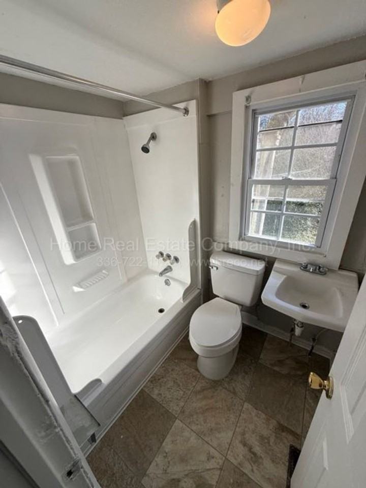 1012 Apple St - Photo 4 of 10