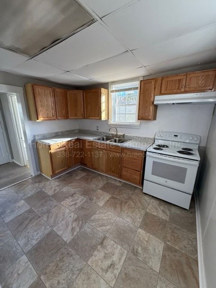 1012 Apple St - Photo 5 of 10